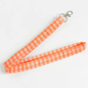 Colgante o lanyard vichy naranja flúor y beige con mosquetón