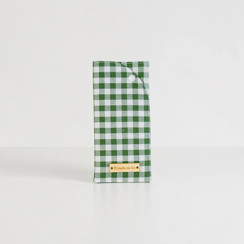 Funda gafas en vichy verde oscuro y blanco. Cierre con botón a presión.