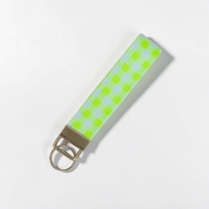 Llavero en vichy verde flúor y azul claro con argolla metálica