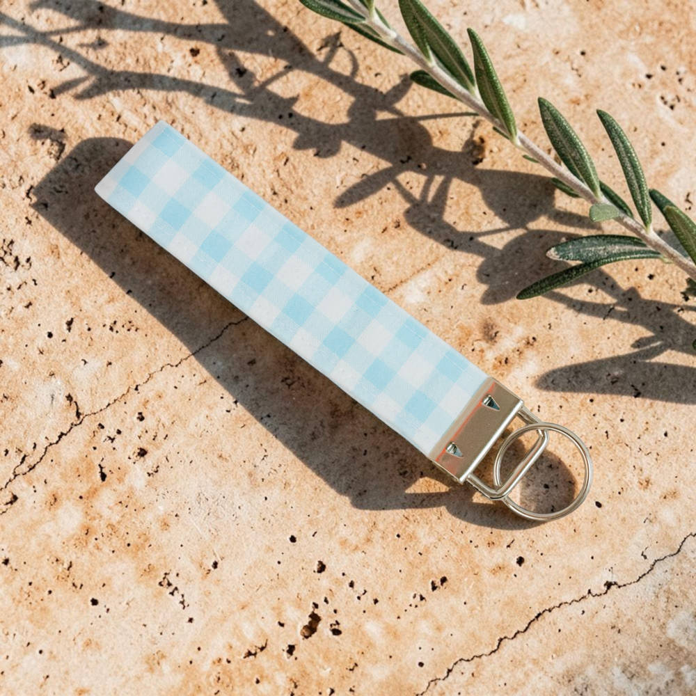 Llavero en vichy blanco y azul cielo