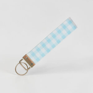 Llavero en vichy blanco y azul cielo
