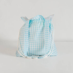 Tote bag vichy azul cielo y blanco con bolsillo interior.