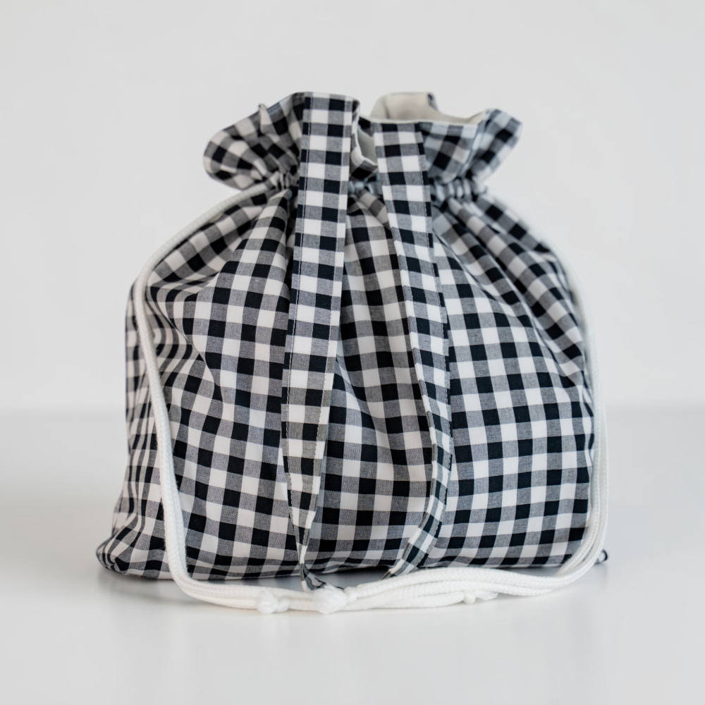 Tote bag vichy negro y blanco con bolsillo interior.