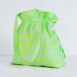 Tote bag vichy verde flúor y azul claro con bolsillo interior.
